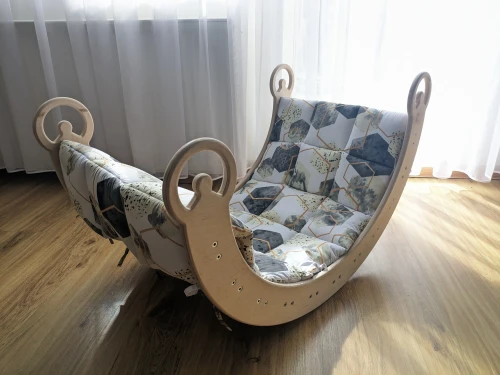 Bujak Drewniany z Poduszką Romby, idealną zabawkę Montessori dla Twojego dziecka. Poduszka Romby do bujaka Montessori, Bujaka dla dzieci z Poduszką Romby. Romby Poduszka do Bujak ze zjeżdżalnią i ścianką wspinaczkową