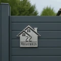 Montaż tabliczki domek ze szczotkowanej stali na elewacji – wzór 3