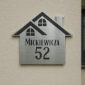 Tabliczka w kształcie domku zamontowana przy wejściu – stal szczotkowana, wzór 1