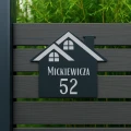 Tabliczka adresowa w kształcie domku – antracytowa, widok z przodu, wzór 1