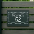 Tabliczka na betonowej elewacji – nowoczesna aranżacja, wzór 7
