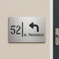 Montaż tabliczki adresowej na betonowym słupku – wzór 5