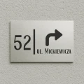 Tabliczka adresowa na drewnianym ogrodzeniu – stal szczotkowana, wzór 6