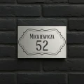Tabliczka adresowa na tle betonu – wzór 10, stal szczotkowana
