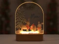 Świąteczna lampka LED dla dzieci z motywem zimowych zwierzątek, choinką i śnieżnym krajobrazem, idealna do pokoju dziecięcego jako personalizowany prezent na Boże Narodzenie.
