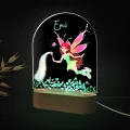 Lampka LED dla dzieci z cudowną ilustracją latającej wróżki w zielonej sukience, otoczonej bajkowym pyłem i listkami, doskonała jako personalizowana ozdoba do pokoju dziecka.