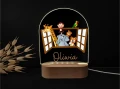 Personalizowana lampka LED dla dzieci z motywem kolorowych zwierzątek wyglądających przez otwarte okno, idealna jako dekoracja do pokoju malucha lub jako wyjątkowy prezent na chrzest, urodziny lub roczek.