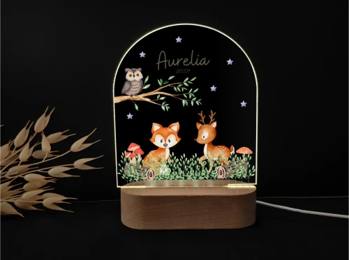 Personalizowana lampka LED przedstawiająca uroczego lisa siedzącego w trawie i sowę na gałęzi, idealna do udekorowania dziecięcego pokoju.