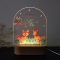 Personalizowana lampka LED z sową na gałęzi, liskiem i jelonkiem wśród trawy i gwiazdek, idealna na wyjątkowy prezent dla dziecka.