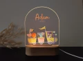 Personalizowana lampka LED z motywem pociągu i wesołych zwierząt, takich jak flaming, lew i hipopotam, doskonała na prezent dla najmłodszych.