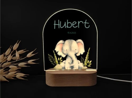 Delikatna lampka LED dla dzieci z malutkim słonikiem otoczonym roślinami, piękna personalizowana ozdoba na prezent.