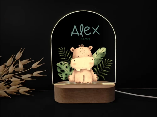 Ozdobna lampka LED dla dzieci z wesołym hipopotamem wśród tropikalnych liści, idealna jako personalizowana dekoracja do pokoju malucha.