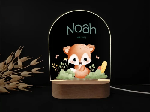 Dekoracyjna lampka LED z ilustracją siedzącego liska otoczonego kwiatami i motylkami, idealna do personalizowanej dekoracji dziecięcego pokoju.