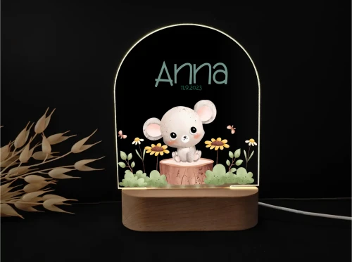 Personalizowana lampka LED dla dzieci przedstawiająca uroczą białą myszkę siedzącą na pniu drzewa w otoczeniu polnych kwiatów i zieleni, idealna do pokoju dziecka.