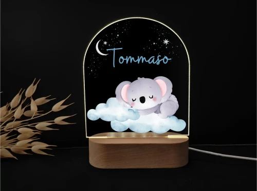 Personalizowana lampka LED przedstawiająca słodką koalę śpiącą na białej chmurce, z gwiazdkami i księżycem na nocnym niebie, idealna jako dekoracja do pokoju dziecka i lampka nocna.