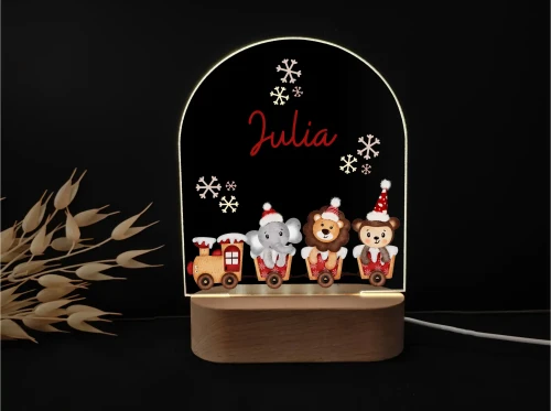 Personalizowana lampka dziecięca LED przedstawiająca świąteczny pociąg z uroczym słoniem, lwem i misiem w czerwonych czapkach mikołajkowych, ozdobiona płatkami śniegu.