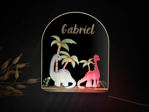 Lampka LED dla dzieci z kolorowymi dinozaurami i palmami na białym tle, idealna jako dekoracja pokoju dziecięcego lub prezent na specjalne okazje.