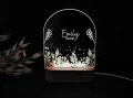 Personalizowana lampka LED z motywem roślinnym i kolorowymi liśćmi, idealna jako dekoracja do pokoju dziecka, przedszkolaka lub niemowlaka, tworząca przytulną atmosferę.