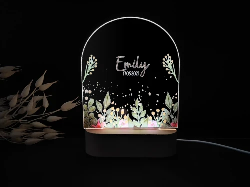 Personalizowana lampka LED z motywem roślinnym i kolorowymi liśćmi, idealna jako dekoracja do pokoju dziecka, przedszkolaka lub niemowlaka, tworząca przytulną atmosferę.