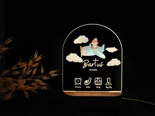 Personalizowana lampka LED z liskiem lecącym w samolocie wśród chmurek, z wygrawerowaną metryczką dziecka – idealna na prezent na chrzest lub narodziny chłopca.