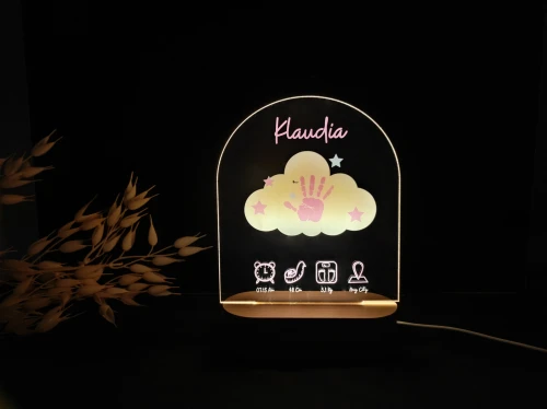 Dziecięca lampka nocna LED z motywem chmurki i różową odciskiem rączki — z personalizacją imienia i daty, idealna na chrzest.