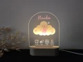 Lampka LED chmurka z odciskiem rączki i metryczką — subtelne, pastelowe światło nocne do pokoju dziecka.