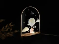 Personalizowana lampka nocna LED z motywem balonu unoszącego zwierzątka, otoczonego delikatnymi chmurkami i gwiazdkami, doskonała na prezent na narodziny dziecka.