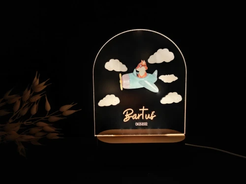 Personalizowana lampka LED dla dzieci przedstawiająca uroczego liska lecącego w jasnoniebieskim samolocie wśród białych chmur, idealna do ozdoby pokoju dziecka lub jako prezent na urodziny.