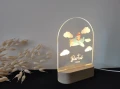 Nocna lampka LED dla dzieci z motywem liska w samolocie wśród miękkich, białych chmurek, idealna do pokoju malucha na prezent z okazji narodzin lub chrztu.