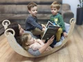 Rodzinne czytanie w bujaku Montessori - drewniany bujak dla dzieci i rodziców