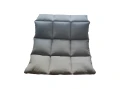 Frontowy widok szarej jednokolorowej poduszki do bujaka Montessori – komfortowy i prosty design