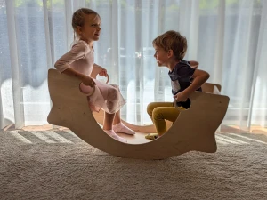 Podwójny Bujak Montessori 2w1 z Biurkiem – Drewniana Zabawka Edukacyjna dla Dwójki Dzieci, Bliźniaków i Rodzeństwa