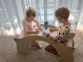 Drewniany bujak Montessori 2w1 przekształcony w biurko dla dzieci – naturalna sklejka, edukacyjna zabawka sensoryczna dla rodzeństwa.