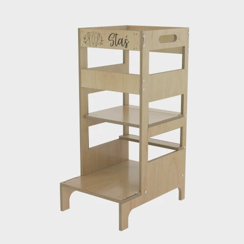 Personalizowany kitchen helper dla dzieci wykonany z drewna – pomocnik kuchenny Montessori z bezpieczną konstrukcją i tabliczką z imieniem.