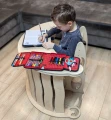 Chłopiec jedzący przy zestawie Montessori - biurko i krzesło z drewna
