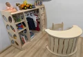 Pokój dziecięcy z zestawem Montessori – drewniana szafka z ubraniami i biurkiem z bujakiem i krzesełkiem