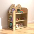 Drewniana szafka Montessori w kształcie domku z biblioteczką boczną – idealna do pokoju dziecka