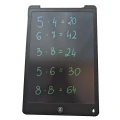 Czarny tablet graficzny z zapisanymi działaniami matematycznymi – narzędzie do nauki tabliczki mnożenia.