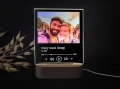Personalizowana lampka muzyczna LED z drewnianą podstawą i zdjęciem pary – romantyczny prezent z tytułem piosenki