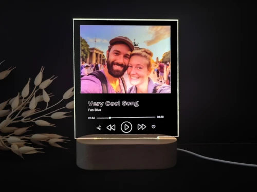 Personalizowana lampka muzyczna LED z drewnianą podstawą i zdjęciem pary – romantyczny prezent z tytułem piosenki