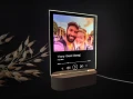 Personalizowana lampka LED z motywem piosenki i wspólnym zdjęciem – idealna na rocznicę