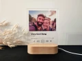 Świecąca lampka LED stylizowana na odtwarzacz muzyczny – zdjęcie zakochanych i personalizowany napis