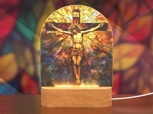 Lampka LED w stylu witrażu z Jezusem na krzyżu i elegancką drewnianą podstawą – idealna do wnętrz pełnych duchowego spokoju.