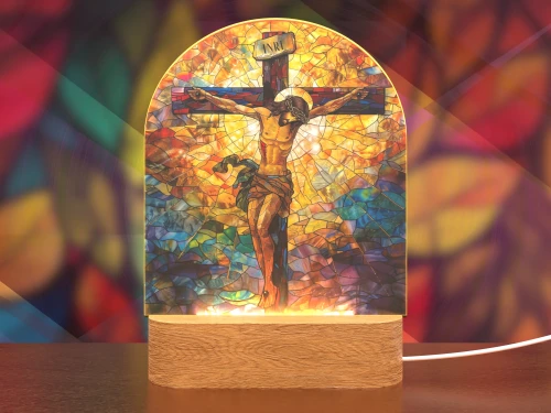 Dekoracyjna lampka LED imitująca witraż, przedstawiająca Jezusa na krzyżu – symbol wiary i nadziei.