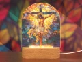 Lampka LED w stylu witrażu z motywem Jezusa na krzyżu – piękny akcent religijny dla wyjątkowego wnętrza.