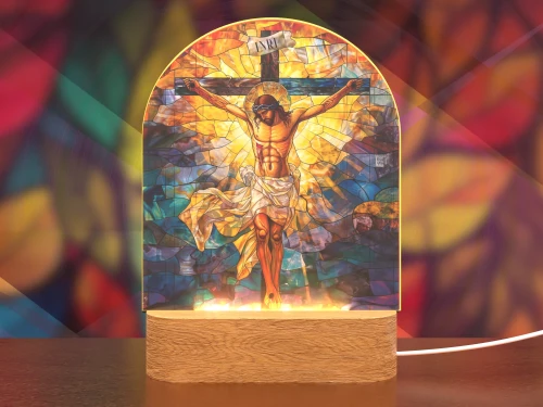 Lampka LED w stylu witrażu z motywem Jezusa na krzyżu – piękny akcent religijny dla wyjątkowego wnętrza.