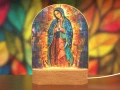 Lampka LED przedstawiająca Marię w stylu witrażu – wyjątkowy prezent religijny pełen światła i symboliki.