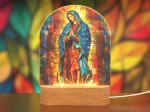 Lampka LED z Marią na plexi – witrażowy styl i personalizowane pudełko na prezent