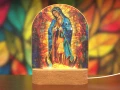 Lampka LED religijna z Marią w stylu witrażu, nadrukowana na plexi – duchowy element dekoracyjny do każdego wnętrza.