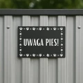 Tabliczka „Uwaga Pies!” antracytowa, wzór 6, dekoracyjna ramka z psich łapek, dibond 3 mm.